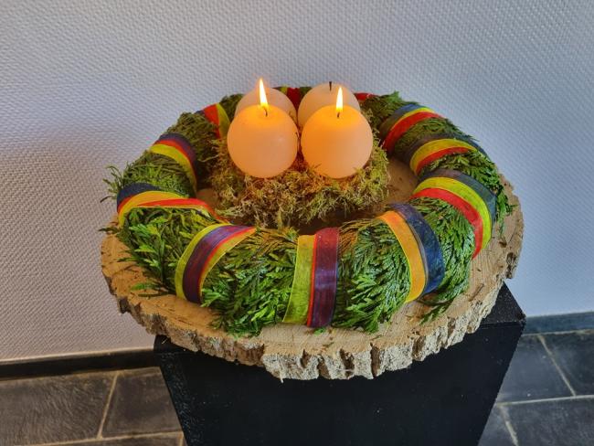 krans met gekleurd lint